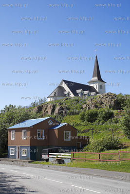 Islandia krajobraz wyspy, zabudowa w Borgarnes czerwic...