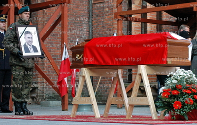 Cialo tragicznie zmarlego, w katastrofie lotniczej...