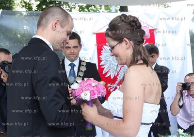 Szczecin. Nietypowy slub w wzieli Tomek i Wanda. Para...