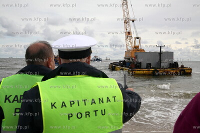 Sopot. Silny polnocny wiatr towarzyszacy sztormowi...