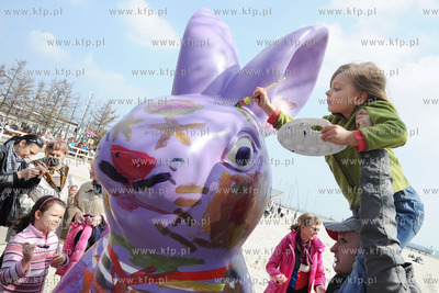 Gdynia dzieci malowaly wielkiego 2,5 metrowego zajaca...