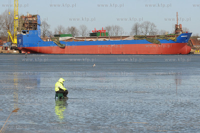 Wedkarze podlodowi lowia ryby w przereblach w okolicy...