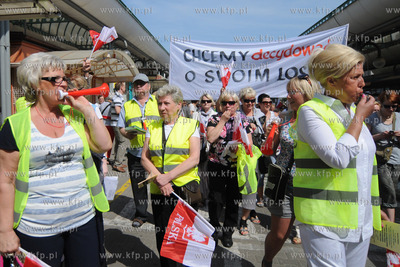 Kupcy z gdyńskiej hali targowej przeszli ulicami Gdyni...