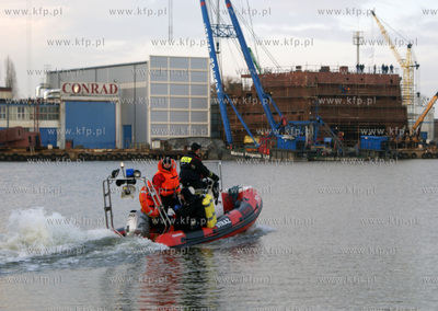 Akcja ratowania wedkarzy dryfujacych na krze w poblizu...