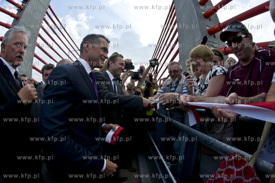 Otwarcie mostu w Kwidzynie. Nz. wstege przecinaja Minister...