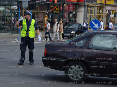 Gdynia, ul. Swietojanska. Policjanci promuja ogolnopolskie...