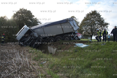 Stara Dabrowa na krajowej 6. Volkswagen Golf zderzyl...