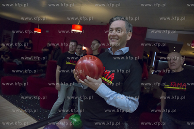 Slupsk. Prezydent Robert Biedron gral w kregle w  Kregielni...