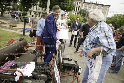 Protest mieszkancow Słupska przed dworcem PKP w sprawie...