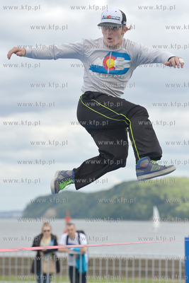 25 metrow nad pokladem Daru Mlodziezy zacumowanym przy...