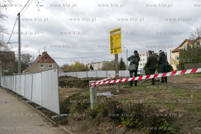 Stawianie ogrodzenia wokół placu pomiędzy ulicami...