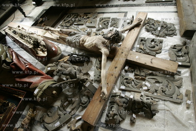 Uratowane zabytki ze spalonego kosciola sw. Katarzyny...