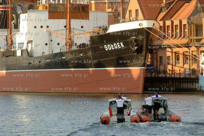 Motorowki Strazy Miejskiej patrolujace Motlawe w Gdansku....