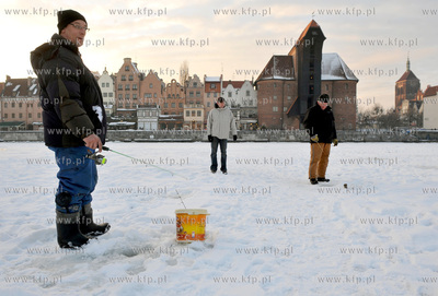 Wedkarze lowia ryby na zamarznietej Motlawie w Gdansku...