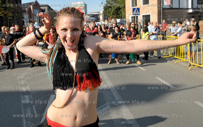 Gdansk. ul. Podmlynska. Parada z udzialem bebniarzy,...