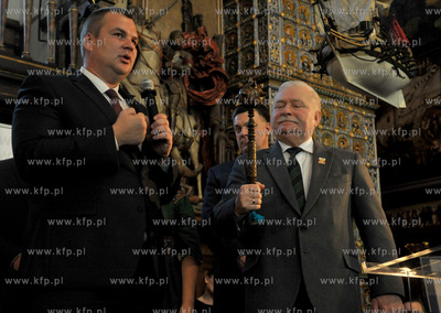 Dwor Artusa. Prezydent Lech Walesa wreczyl przyznawana...