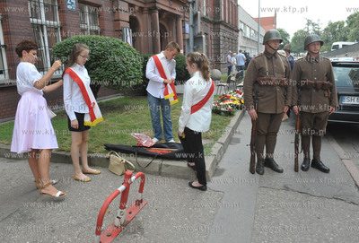 Gdańsk, ul. Kładki. Uroczystość przy tablicy upamiętniającej...