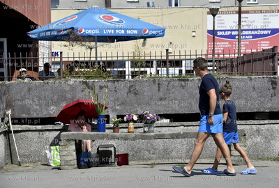 Gdańsk, Brzeźno. Kobieta sprzedająca kwiaty przy...