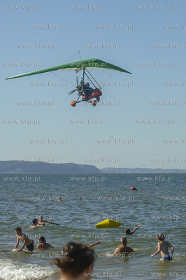 Motolotnia nad plażą w Brzeźnie. 03.07.2006 fot....