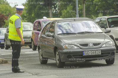 Policjant kieruje ruchem na Węźle Unii Europejskiej...