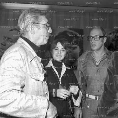 Festiwal Flimow Fabularnych w Gdansku. posrodku stoi...