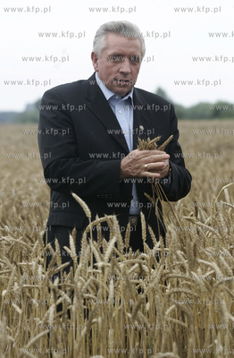 Andrzej Lepper na polu Andrzeja Sobocinskiego ( rolnika...