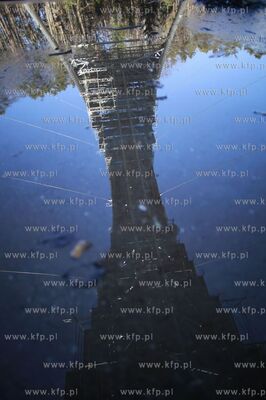 Sopot. Przygotowania do montazu powloki dachu na terenie...