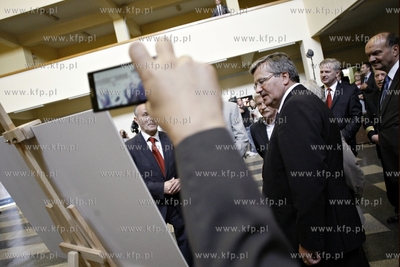 Gdynia. Prezydent RP Bronislaw Komorowski z mama odwiedzil...