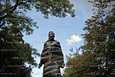 Na skwerze przed kosciolem sw. Brygidy postawiono pomnik...