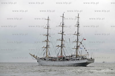 Gdynia. Zaglowiec Dar Mlodziezy wyplywa rejs.
12.03.2013
fot....