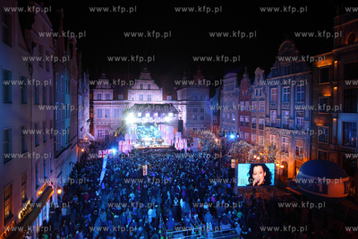 Cala Polska spiewa koledy, koncert na Dlugim Targu...