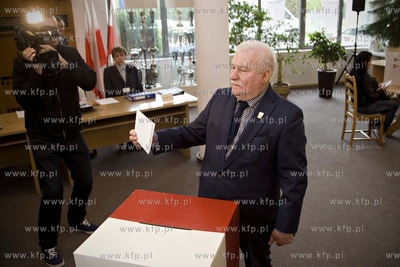Wybory prezydenckie 2015. Lech Wałęsa głosuje w...