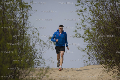 Adam Korol biega na plazy na gdanskich Stogach. 30.04.2015...