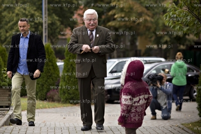 Gdańsk Oliwa. Lech Wałęsa idąc na niedzielną mszę...