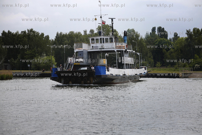 Jedne z ostatnich przepraw przez Martwą Wisłe promem...