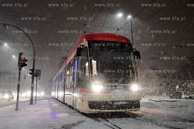 Zima w Gdańsku. Tramwaj Pesa Jazz Duo na przystanku...