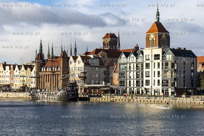 Gdańsk. Widok ze zwodzonej kładki na Rybackie Pobrzeże...
