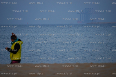 Statek Zhen Hua 36 z czterema potężnymi suwnicami...