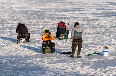 Zima. Łowienie na lodzie przy przystani Żabi Kruk...
