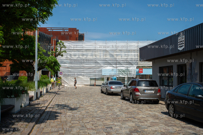 Gdańsk. Renowacja napisu STOCZNIA nad bramą nr 2....