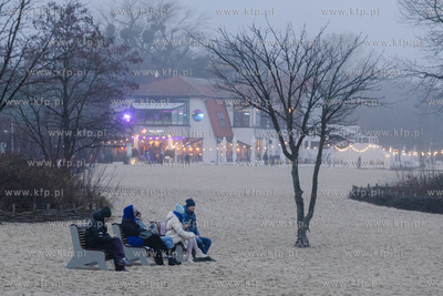 Sopot. Spacerowicze w ostatnim dniu roku. 31.12.2023...