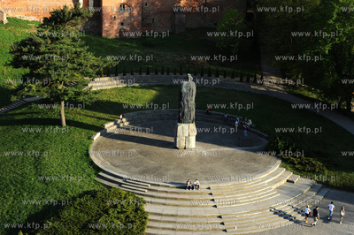Frombork, Wzgorze Katedralne. Pomnik Mikolaja Kopernika...