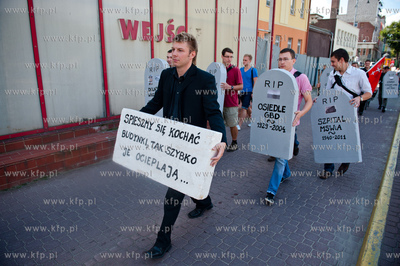 Gdansk. Wejscie do budynku Szpitala MSWiA. Manifestacja...