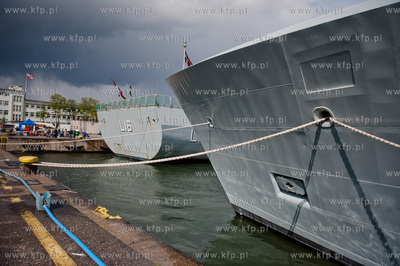 Port w Gdyni. Zacumowane w Basenie Prezydenckim okrety...