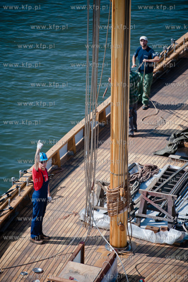 Gdansk. Stocznia Remontowa. Operacja stawiania pierwszego...