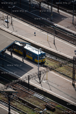 Gdansk. Widok na perony Dworca Glownego PKP z wiezowca...
