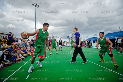 Gdynia. Skwer Kosciuszki. Wielki Mecz Koszykowki pomiedzy...