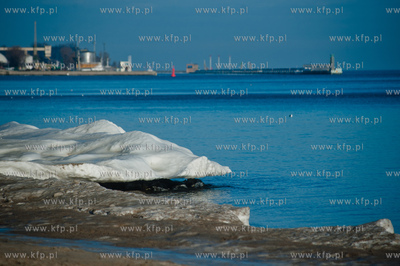 Sloneczny, zimowy dzien na plazy w Gdyni.
08.02.2014
fot....