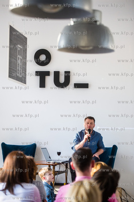 Gdansk. Galeria O Tu. Wernisaz wystawy zdjec pt. Sybera...