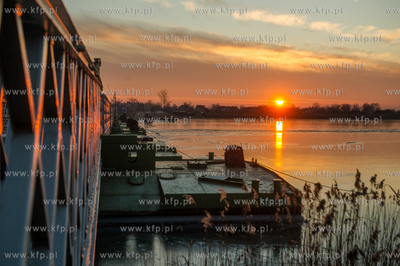 Skuta lodem Martwa Wisla na wysokosci mostu pontonowego...